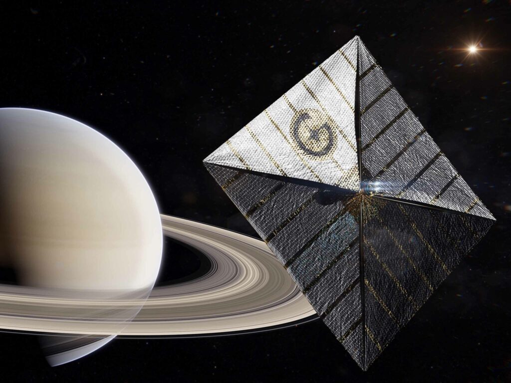 Gama (voile solaire) survolant Saturne